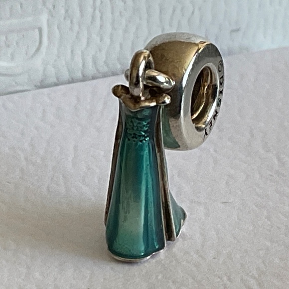 Pandora Elsa’s Dress Disney Charm 👗 - Picture 2 of 6